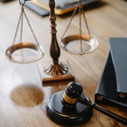 eine Waage symbolisiert Gerechtigkeit